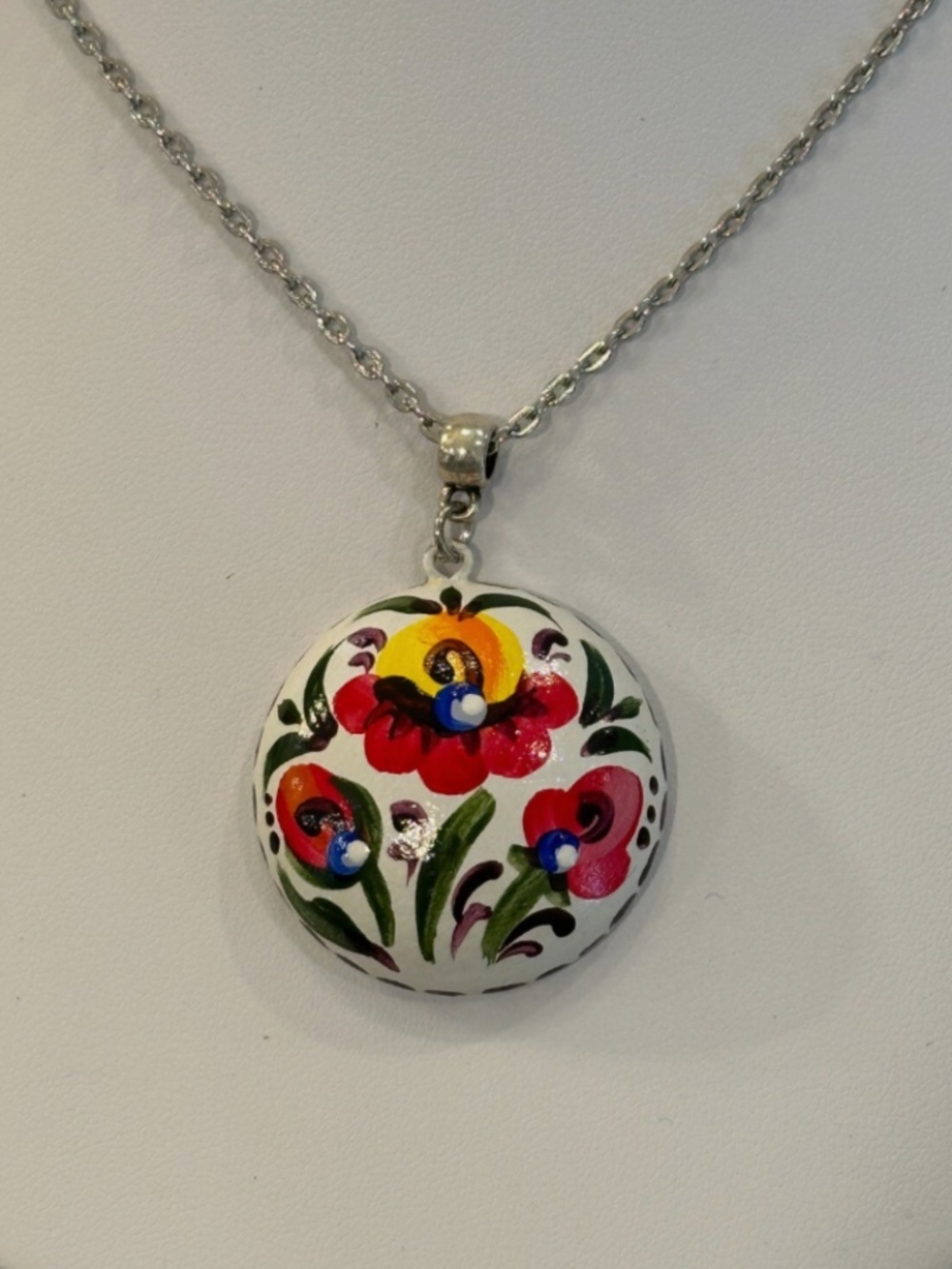 UNIQUE Hand Painted Wood Round Floral Pendant Silver Tone 30" Chain